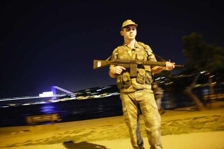 Un grupo de militares ha dado un golpe de Estado en Turquía. (Yasin AKGUL / AFP)