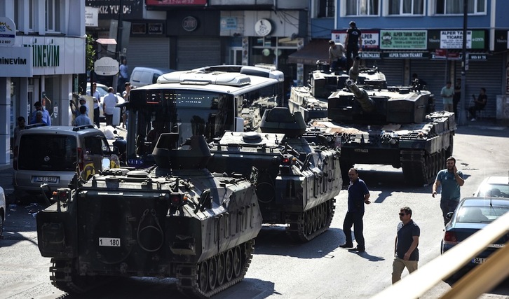 Tanques en las calles Estambul. (Bulent KILIC / AFP)