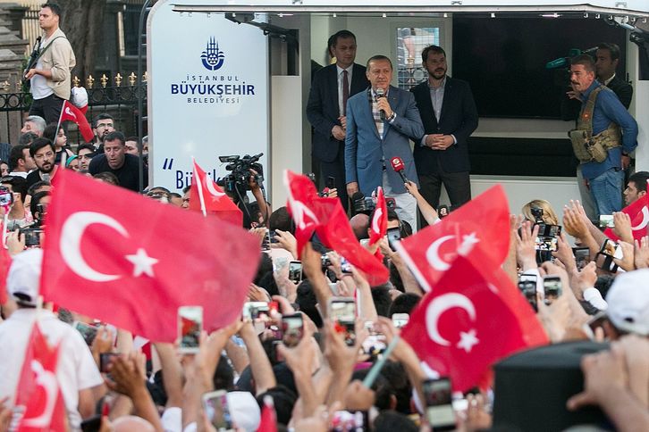 El presidente turco, Recep Tayyip Erdogan, se dirige a las masas. (Gurcan OZTURK/AFP)