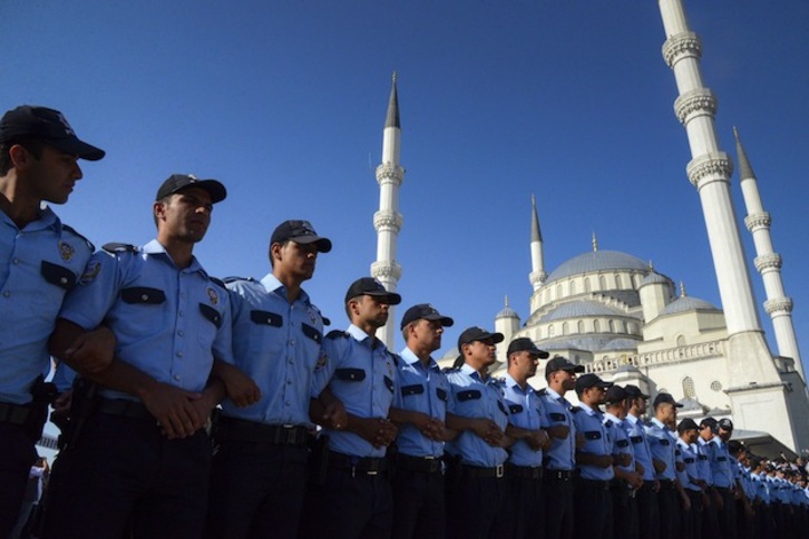 Cordón policial cerca de la mezquita de Kocatepe, en Ankara. (ILYAS AKENGIN / AFP)