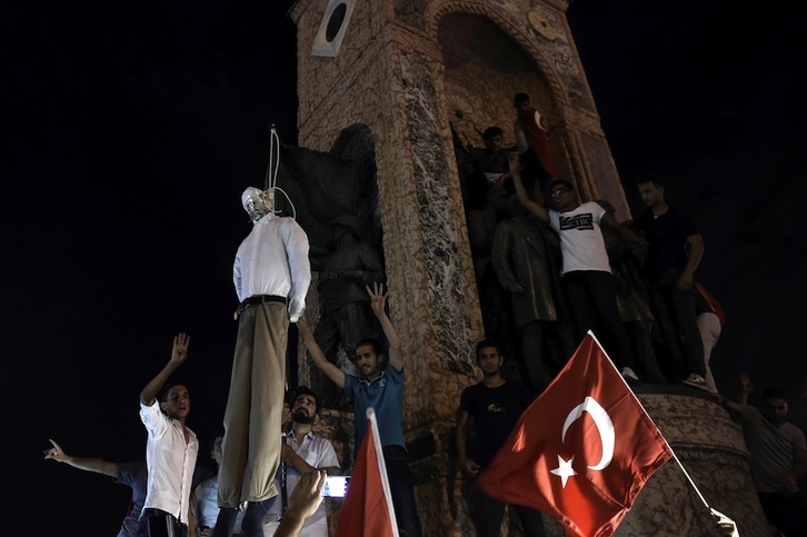 Seguidores de Erdogan volvieron a salir a las calles de Ankara. (Aris MESSINIS / AFP)