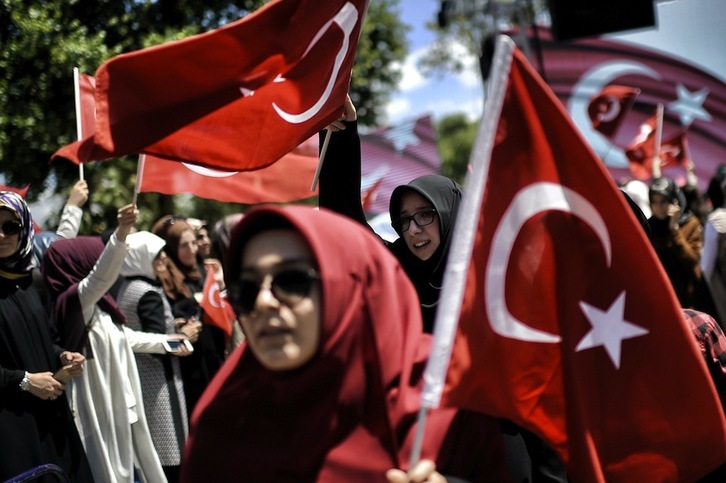 Manifestantes favorables a Erdogan, en las calles de Estambul. (Aris MESSINIS / AFP)