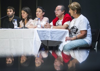 El padre y la madre de Iñigo Cabacas, las abogadas Jone Goirizelaia e Irma Orozko y un integrante de Iñigo Gogoan. (Marisol RAMÍREZ/ARGAZKI PRESS)