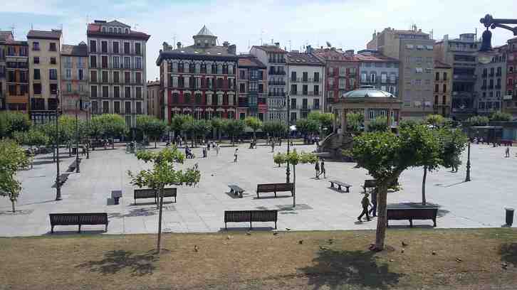 La Plaza del Castillo es la zona más afectada por los daños en las zonas verdes (IRUINDARRA NAIZ)