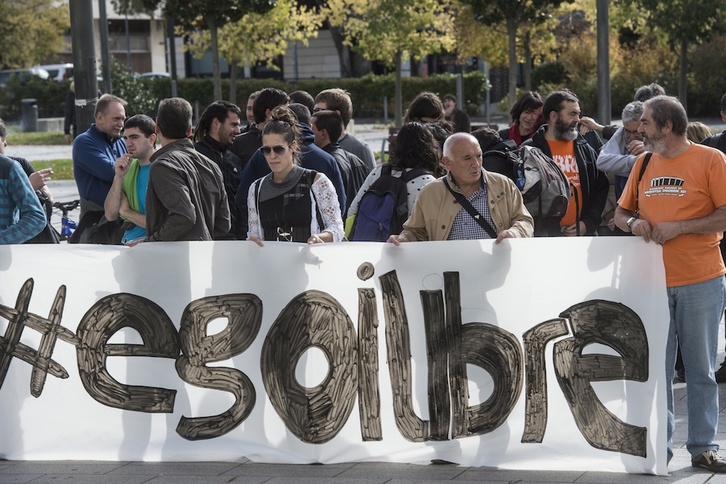 Concentración en favor de Egoi Irisarri a las puertas del juzgado. (Jagoba MANTEROLA / ARGAZKI PRESS)