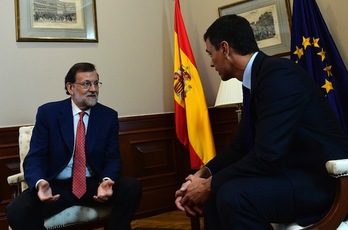 Encuentro entre Rajoy y Sánchez. (Gerard JULIEN/AFP)