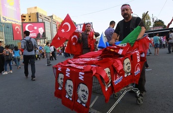 Un vendedor de bufandas con el rostro de Erdogan en Ankara. (ADEM ALTAN / AFP)