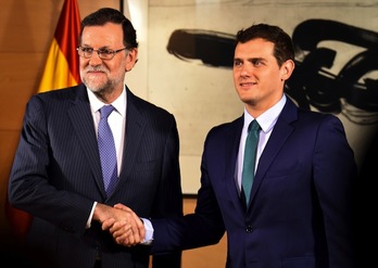 Saludo entre Rajoy y Rivera. (Gerard JULIEN/AFP)