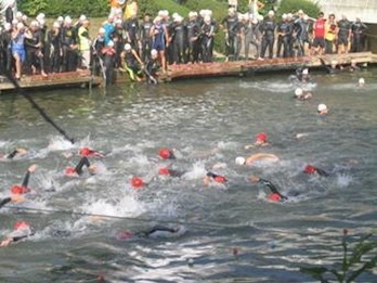 Nadadores en una edición anterior del triatlón del Club Natación.