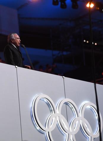 El presidente interino de Brasil, Michel Temer, pronuncia su discurso en el acto inaugural de los Juegos de Río. (Kirill KUDRYAVTSEV/AFP)