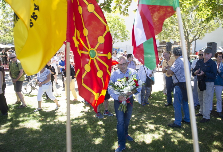 Joxe Abaurrea Iruñeko alkateordea loreak eskeintzen (Jagoba MANTEROLA-ARGAZKI PRESS)