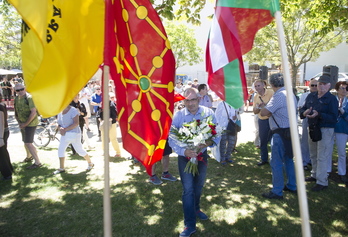 Joxe Abaurrea Iruñeko alkateordea loreak eskeintzen (Jagoba MANTEROLA-ARGAZKI PRESS)