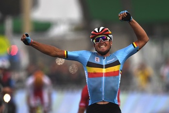 El belga Van Avermaet celebra la victoria. (Eric FEFERBERG/AFP)