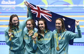 Las integrantes del equipo femenino australiano, con las medallas en mano. (Christophe SIMON/AFP)