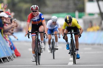 Emma Johanssonen aurretik sartu da Anna van der Breggen. (Eric FEFERBERG/AFP)