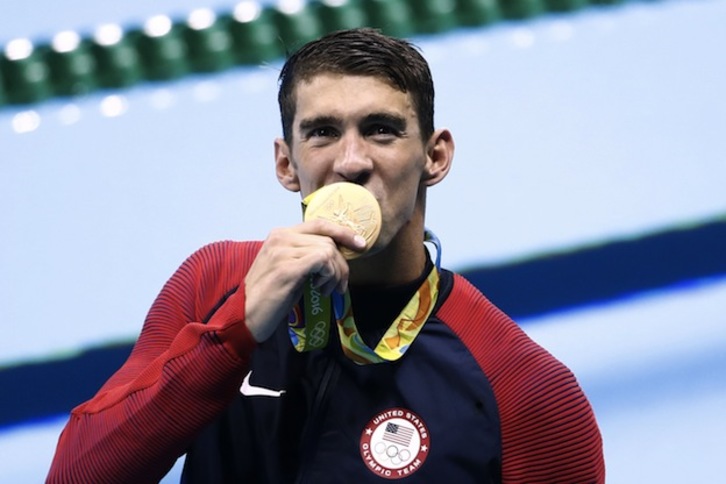 Michael Phelps besa una nueva medalla olímpica, la número 23 en su carrera. (Odd ANDERSEN / AFP)