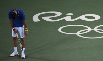 Un cabizbajo Djokovic se despide de los Juegos mucho antes de lo previsto. ( ROBERTO SCHMIDT / AFP)