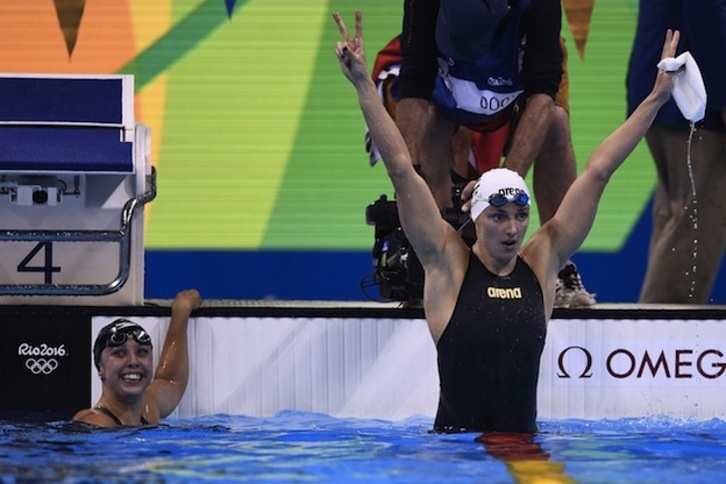 La húngara Katinka Hosszu celebra su victoria en los 100 espalda. (GABRIEL BOUYS / AFP)