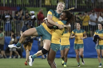 Las jugadoras australianas celebran su victoria. (PHILIPPE LOPEZ / AFP)