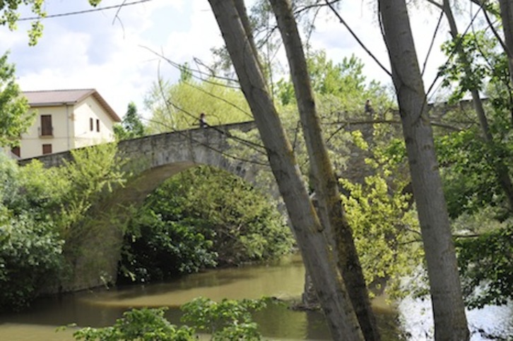 El mantenimiento del puente de la Magdalena figura en el contrato. (Idoia ZABALETA/ARGAZKI PRESS)