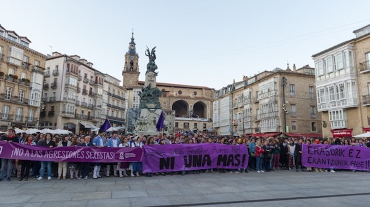 Concentración en la plaza de la Virgen Blanca. (Juanan RUIZ/ARGAZKI PRESS)