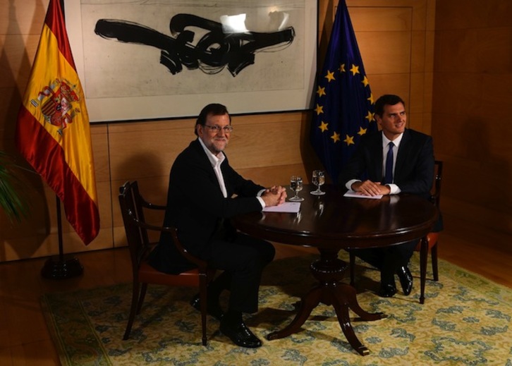Rajoy y Rivera posan para los medios antes de su última reunión. (GERARD JULIEN /AFP)