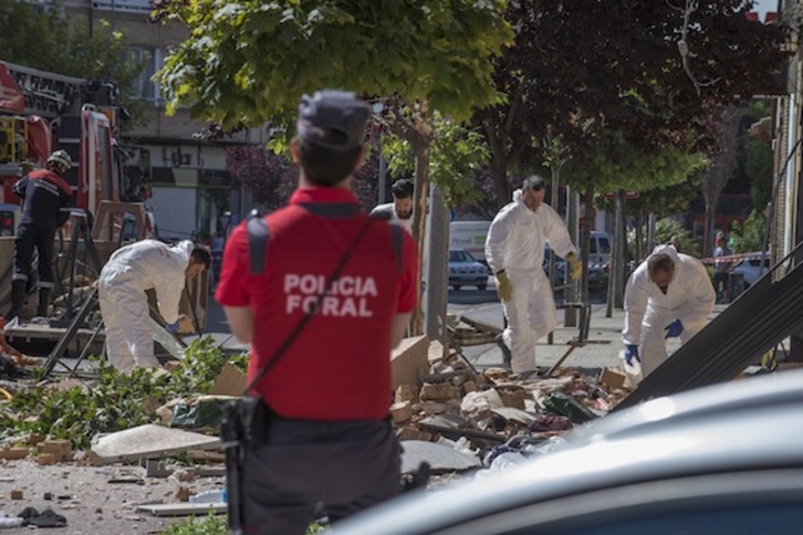 Los servicios de emergencia, en el lugar de la explosión. (Jaizki FONTANEDA/ARGAZKI PRESS)