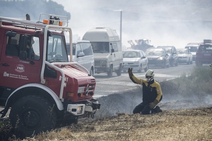 Bomberos trabajando en la extinción de un fuego. (Jagoba MANTEROLA/FOKU)