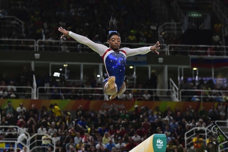 Simone Biles, durante uno de los ejercicios. (Emmanuel DUNAND/AFP)