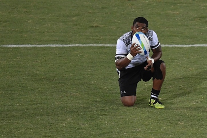 Un jugador de Fiji alza la vista al cielo tras la victoria. (PHILIPPE LOPEZ / AFP)