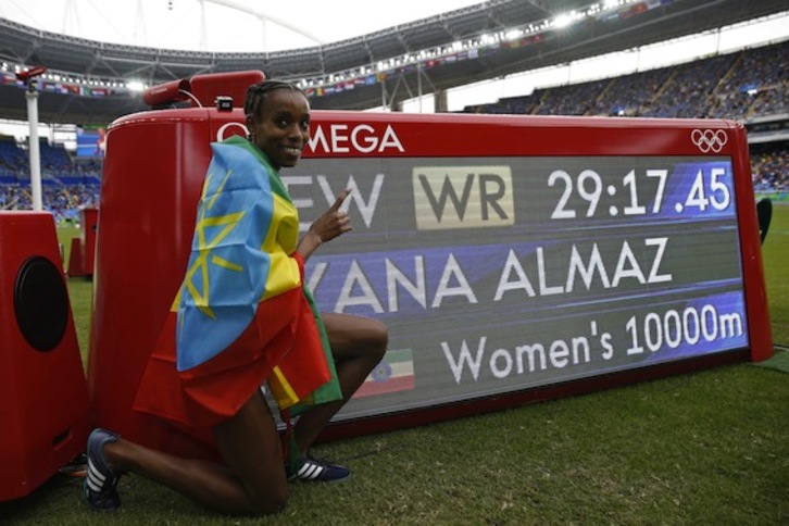 Almaz Ayana posa junto a su flamante marca mundial. (Adrian DENNIS/AFP)