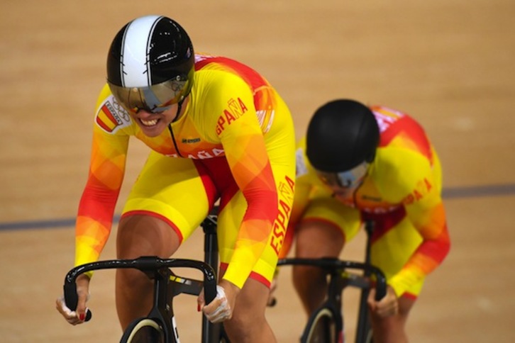 La ciclista gasteiztarra Tania Calvo, junto a Helena Casas. (Odd ANDERSEN/AFP)