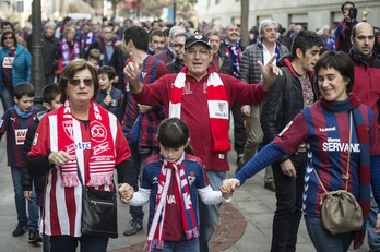 Aficionadas del Athletic y del Ebar,juntas camino de San Mamés. (Monika DEL VALLE / ARGAZKI PRESS) 