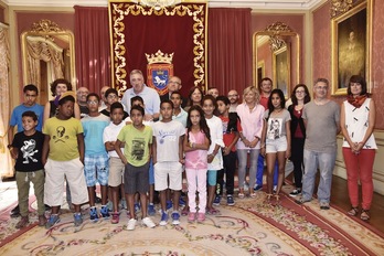 Recepcion a menores saharauis en el Ayuntamiento de Iruñea