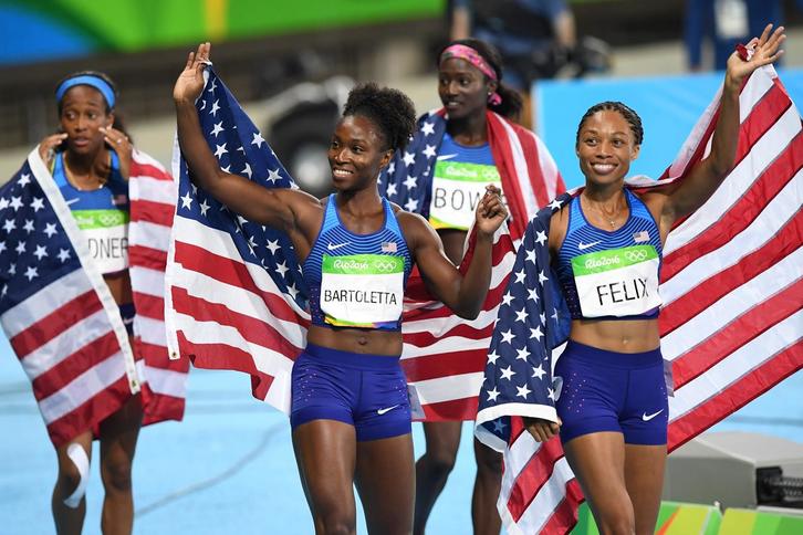 Allyson Felix celebra con sus compañeras de equipo su quinta medalla de oro olímpica. (Eric FEFERBERG/AFP)