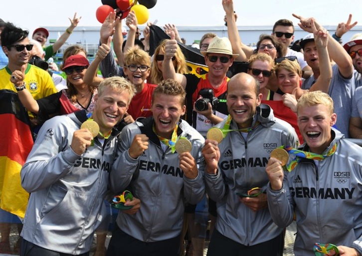 Los palistas alemanes celebran su victoria. (WILLIAM WEST / AFP)