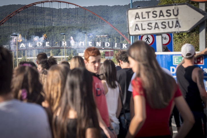 Momento de la kalejira de la tarde, al fondo una protesta vistosa con el lema ‘Alde hemendik’ (Gorka RUBIO | ARGAZKI PRESS)