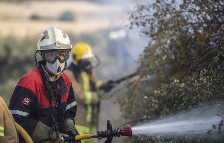 Continúan las labores para intentar controlar el fuego. (Jagoba MANTEROLA/ARGAZKI PRESS)