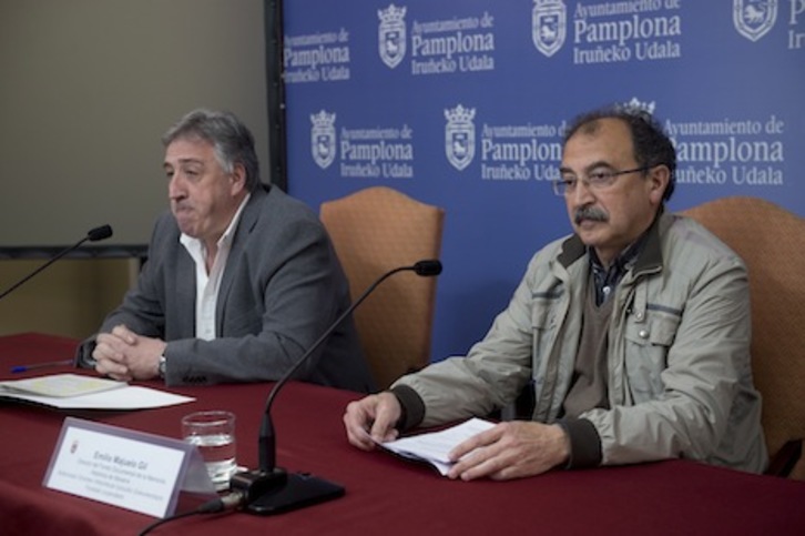 El alcalde Joseba Asiron y el director del Fondo Documental de la Memoria Histórica de la represión en Nafarroa durante la Guerra del 36 y el franquismo, Emilio Majuelo. (Iñigo URIZ/ARGAZKI PRESS)