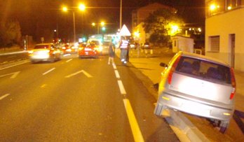 El vehículo se salió de la calzada tras la colisión. (POLICÍA FORAL)