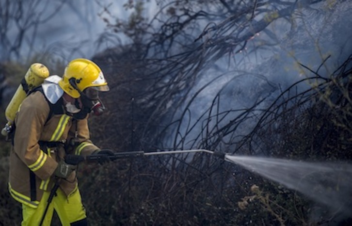 Un retén controla los pocos focos que quedan del incendio. (Jagoba MANTEROLA/ARGAZKI PRESS)