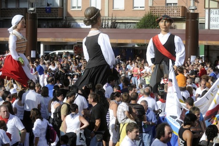 Los gigantes darán ambiente una vez más a las fiestas de Berriozar. (Jagoba MANTEROLA/ARGAZKI PRESS)