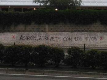 Una de las pintadas en contra de la retirada de los restos de los golpistas.