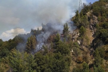 Imagen del fuego en el monte Oihana, en las inmediaciones de Atarrabia.