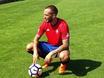 Didier Digard posa con la elástica rojilla. (OSASUNA)