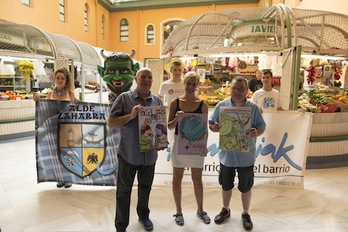 Los tres finalistas del concurso para el cartel de las fiestas de San Fermin Txikito, con la ganadora en el centro.