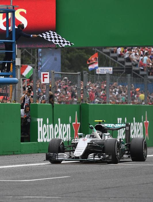 Rosberg cruza la línea del GP de Italia en primera posición. (Gabriel BOUYS/AFP)