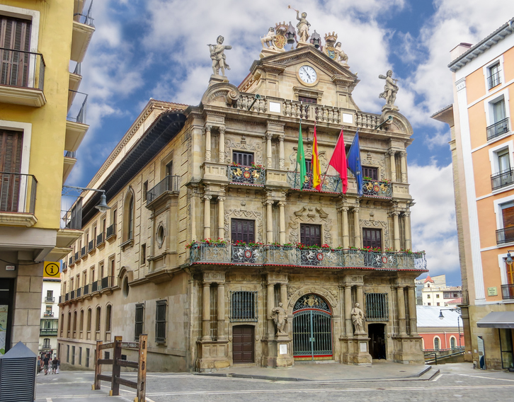 La fachada del Ayuntamiento está cargada de simbolismo.