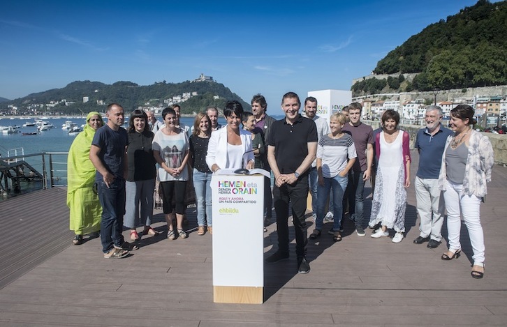 Los candidatos de EH Bildu por Gipuzkoa han comparecido en la terraza del Náutico de Donostia. (Jon URBE/ARGAZKI PRESS)