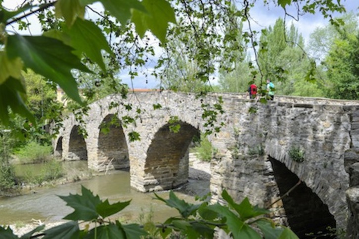 La niña se precipitó desde el puente de San Pedro. (Idoia ZABALETA/ARGAZKI PRESS)